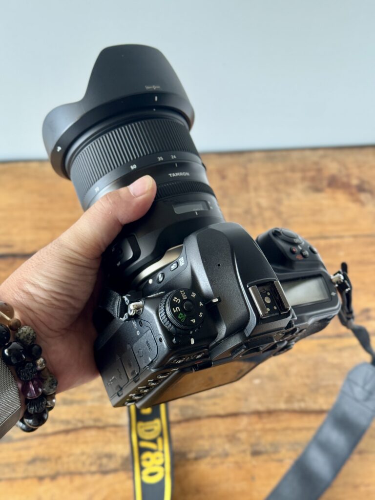 TAMRON SP 24-70mm F/2.8 Di VC USD G2をカメラに装着して持ったところ